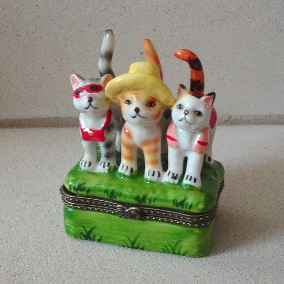 Whimsical Ceramic Cat Trinket Pill Box - Tabby & Calico Cat Lover Home Decor - Picture 5 of 8